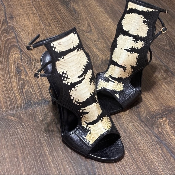Tamara Mellon
Water Snake Cutout Accent Gladiator Sandals size 8 - Picture 4 of 15